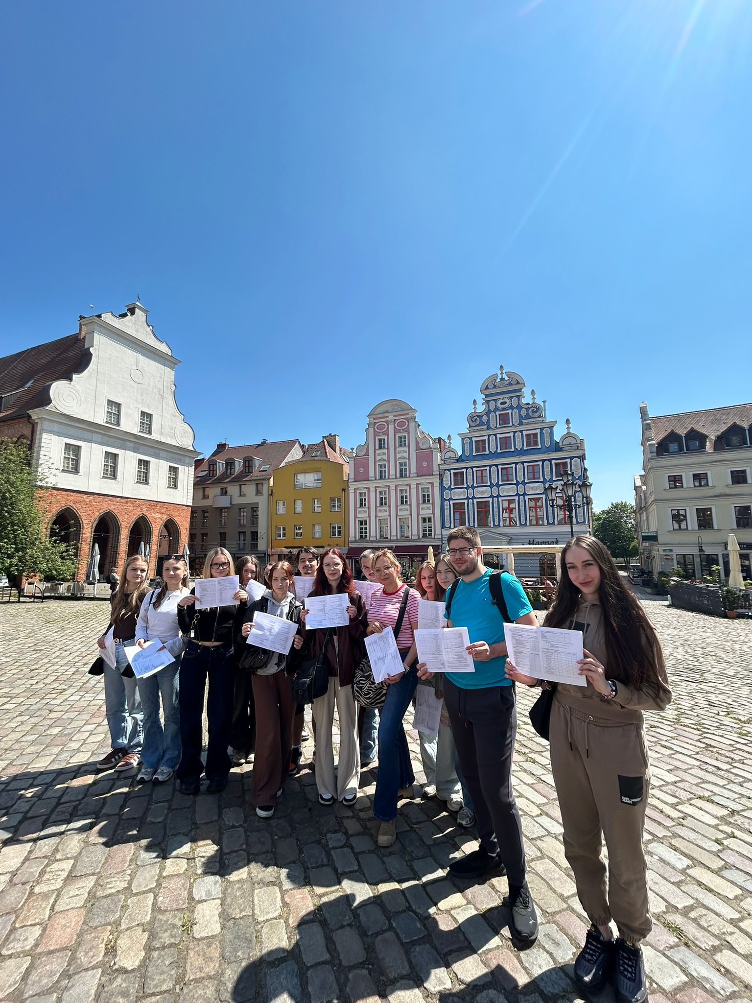 Praktyczny wymiar nauki: Studenci TiR w roli badaczy rynku 🧐
